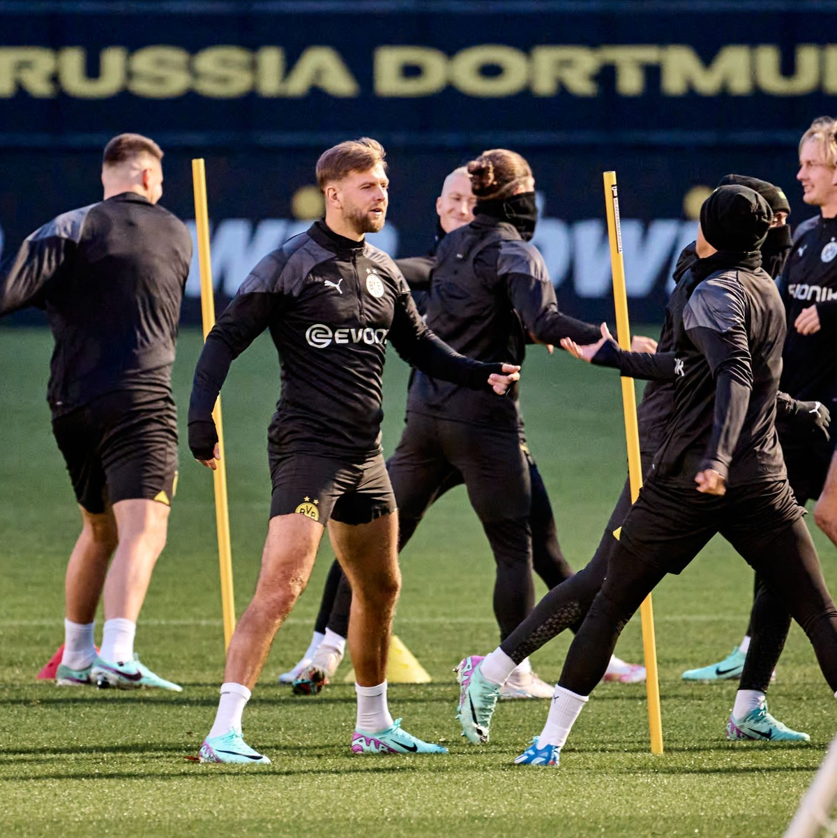 Beim Training breiten sich die Spieler von Borussia Dortmund auf die Partie gegen Newcastle United vor. - Foto: Bernd Thissen/dpa