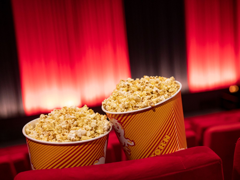 Besonders die Filme «Barbie» und «Oppenheimer» haben im Sommer viele Menschen in die Kinos gezogen. - Foto: Fabian Sommer/dpa