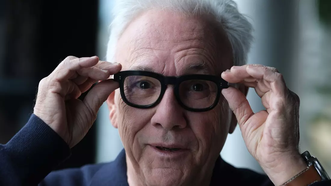Produzenten-Legende Trevor Horn steht mit Mitgliedern von Dire Straits auf der Bühne. - Bild: Sebastian Willnow/dpa