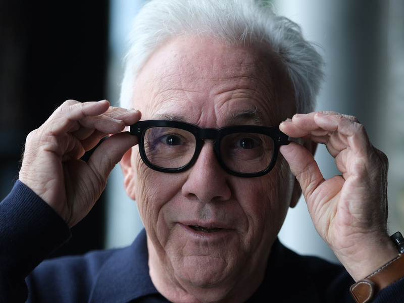 Produzenten-Legende Trevor Horn steht mit Mitgliedern von Dire Straits auf der Bühne. - Foto: Sebastian Willnow/dpa