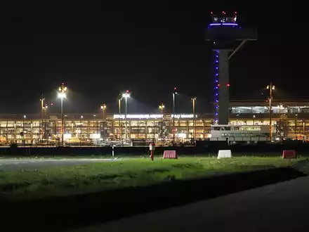 Flughafen BER bei Nacht (Archiv) - Foto: über dts Nachrichtenagentur