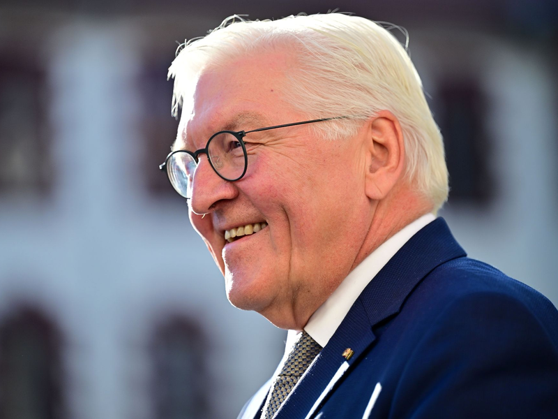 Bundespräsident Frank-Walter Steinmeier ehrt Loriot - Foto: Martin Schutt/dpa