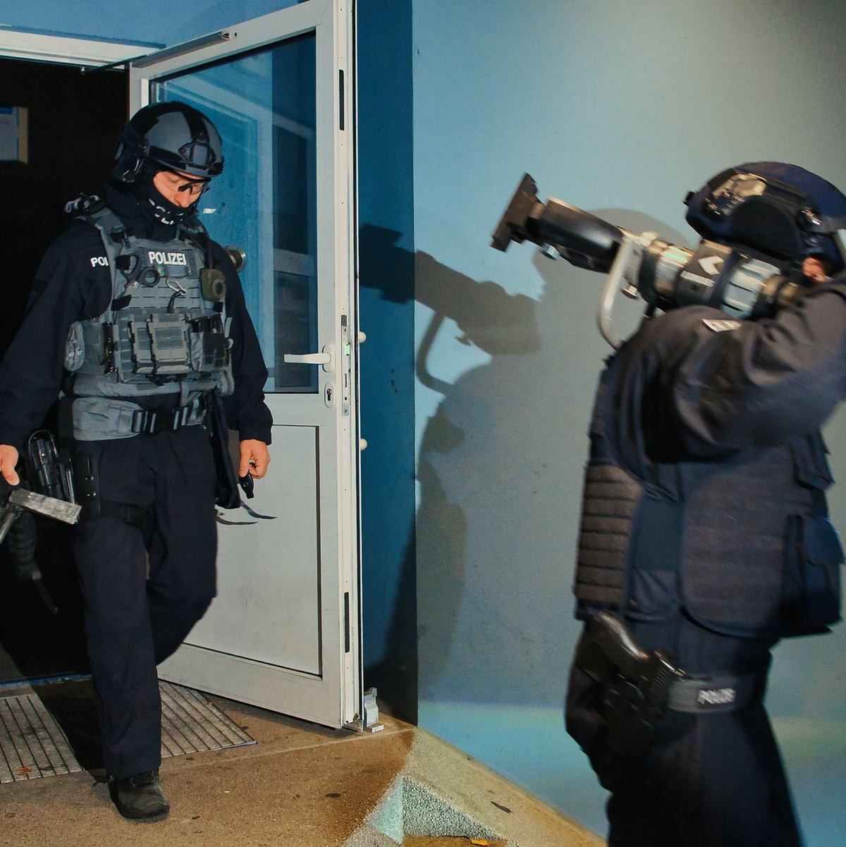 Spezialkräfte verlassen bei einer großangelegten Razzia der Bundespolizei und Landespolizei Brandenburg ein Haus in Weißensee. - Foto: Paul Zinken/dpa