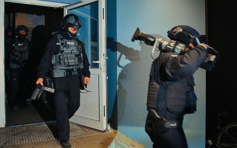 Spezialkräfte verlassen bei einer großangelegten Razzia der Bundespolizei und Landespolizei Brandenburg ein Haus in Weißensee. - Foto: Paul Zinken/dpa