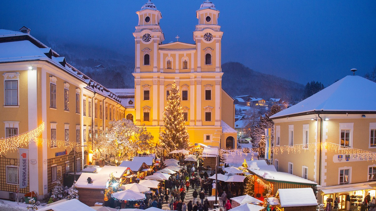 Advent in Mondsee mit Perchten, Christbäumen im See und viel Vorfreude auf das Weihnachtsfest - Foto: presseportal.de