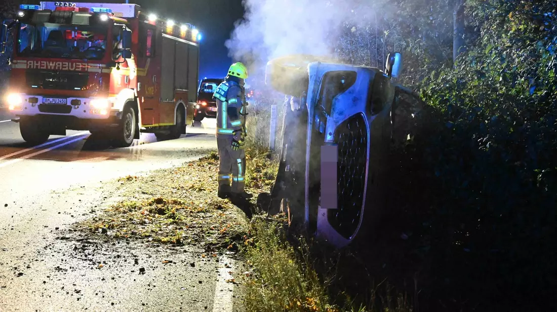 FW Pulheim: PKW im Graben - Fahrer verletzt - Bild: presseportal.de