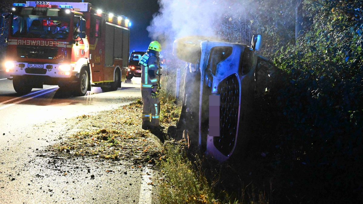 FW Pulheim: PKW im Graben - Fahrer verletzt - Foto: presseportal.de