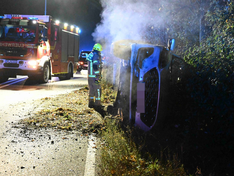 FW Pulheim: PKW im Graben - Fahrer verletzt - Foto: presseportal.de