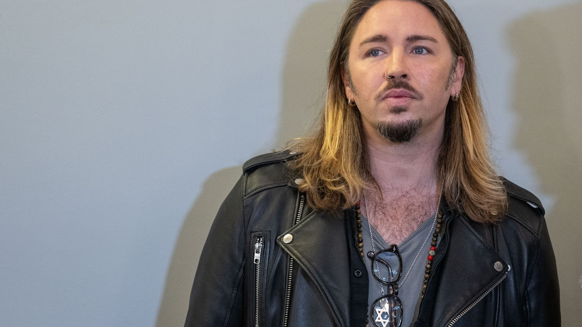 Gil Ofarim im Landgericht Leipzig beim Prozess gegen ihn wegen falscher Verdächtigung und Verleumdung. - Foto: Hendrik Schmidt/dpa