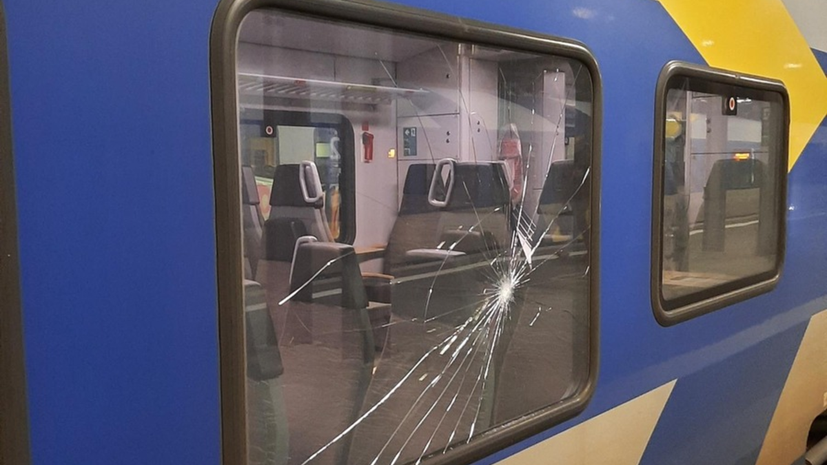 Bundespolizeidirektion München: Zugbeschädigung durch Steinwurf / Keine Verletzten aber hoher Sachschaden - Foto: presseportal.de