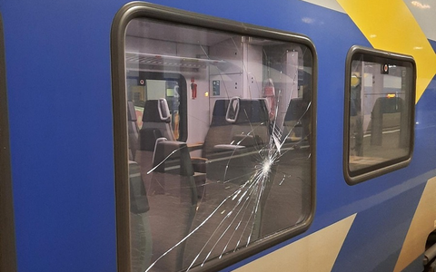 Bundespolizeidirektion München: Zugbeschädigung durch Steinwurf / Keine Verletzten aber hoher Sachschaden - Foto: presseportal.de