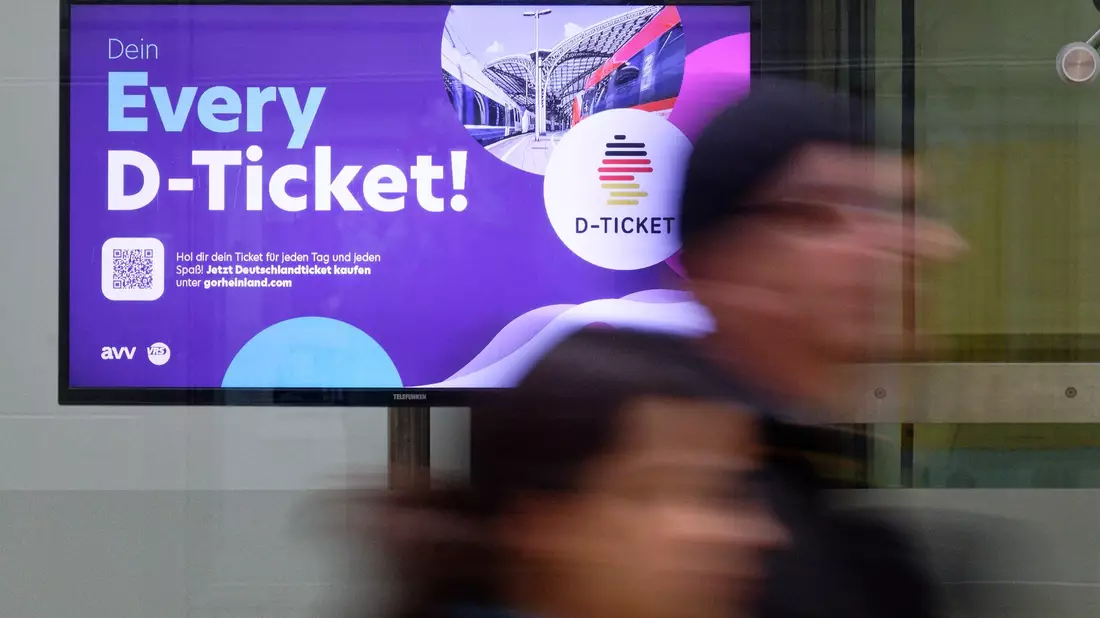 Welche Mehrkosten es beim Deutschlandticket wirklich gibt, lässt sich noch nicht beziffern. Bund und Länder peilen daher eine genaue «Spitzabrechnung» für 2023 und 2024 an. - Bild: Henning Kaiser/dpa