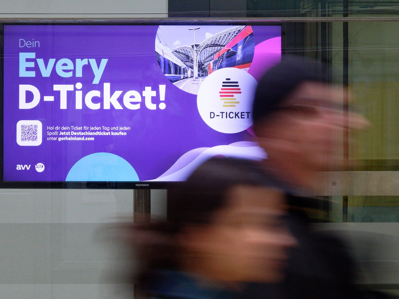 Werbung für das Deutschlandticket in Köln. - Foto: Henning Kaiser/dpa