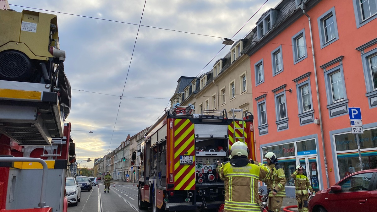 FW Dresden: Wohnungsbrand im Dachgeschoss, Rauchmelder hilft - Foto: presseportal.de