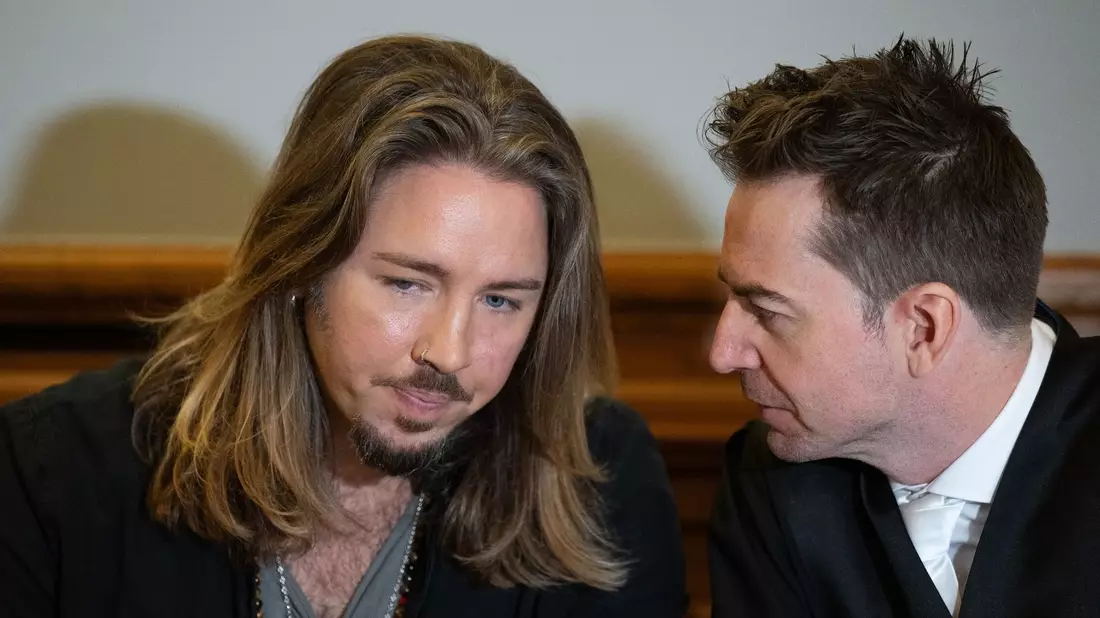 Gil Ofarim (l) spricht im Gerichtssaal mit seinem Anwalt Alexander Stevens. - Bild: Hendrik Schmidt/dpa
