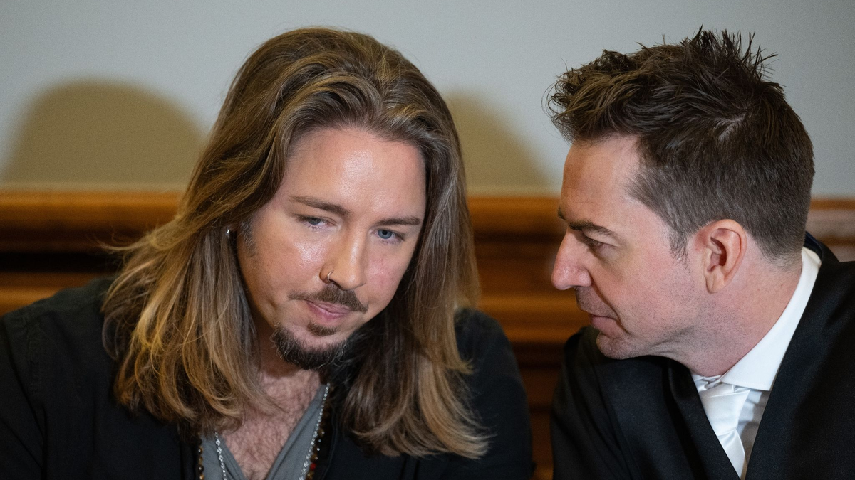 Gil Ofarim (l) spricht im Gerichtssaal mit seinem Anwalt Alexander Stevens. - Foto: Hendrik Schmidt/dpa