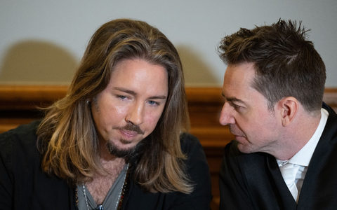Gil Ofarim (l) spricht im Gerichtssaal mit seinem Anwalt Alexander Stevens. - Foto: Hendrik Schmidt/dpa Gil Ofarim (l) spricht im Gerichtssaal mit seinem Anwalt Alexander Stevens. - Foto: Hendrik Schmidt/dpa