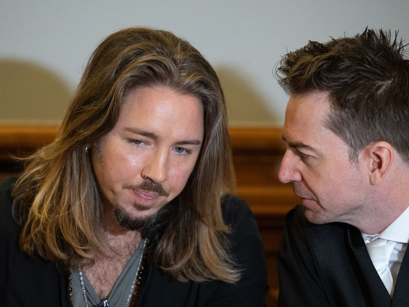 Gil Ofarim (l) spricht im Gerichtssaal mit seinem Anwalt Alexander Stevens. - Foto: Hendrik Schmidt/dpa
