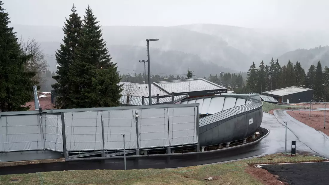 Blick auf die Anlagen der Bob- und Rennrodelbahn. Bei einem schweren Unfall auf der Oberhofer Bob- und Rennrodelbahn ist am 23. Februar 2023 ein Mensch ums Leben gekommen. Eine weitere Person wurde schwer verletzt. - Bild: Daniel Vogl/dpa