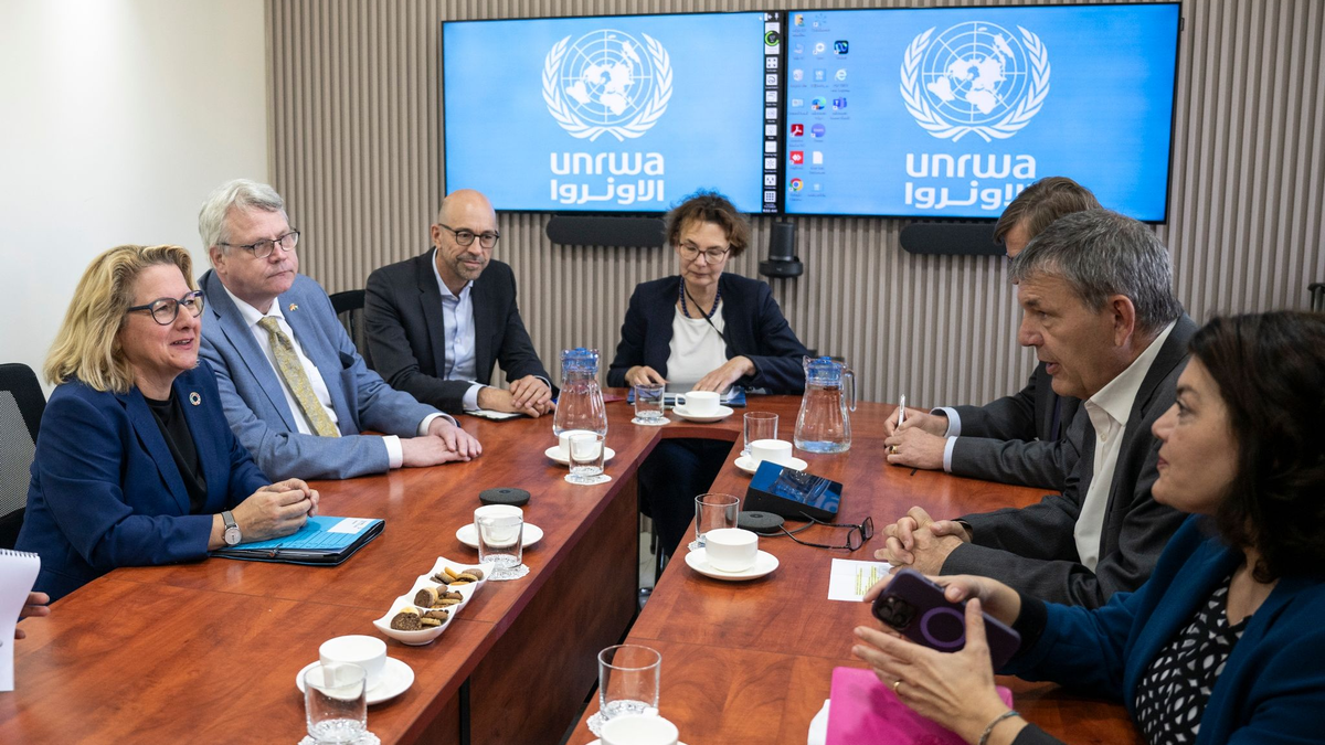 Bundesentwicklungsministerin Svenja Schulze (l) im Gespräch mit UNWRA-Generalkommissar Philippe Lazzarini. - Foto: Hannes P. Albert/dpa