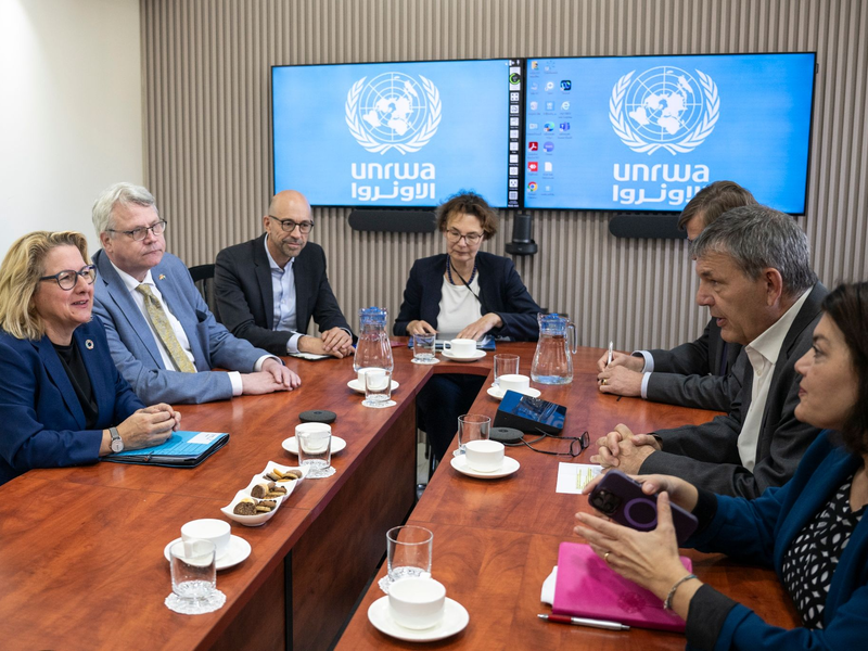 Bundesentwicklungsministerin Svenja Schulze (l) im Gespräch mit UNWRA-Generalkommissar Philippe Lazzarini. - Foto: Hannes P. Albert/dpa