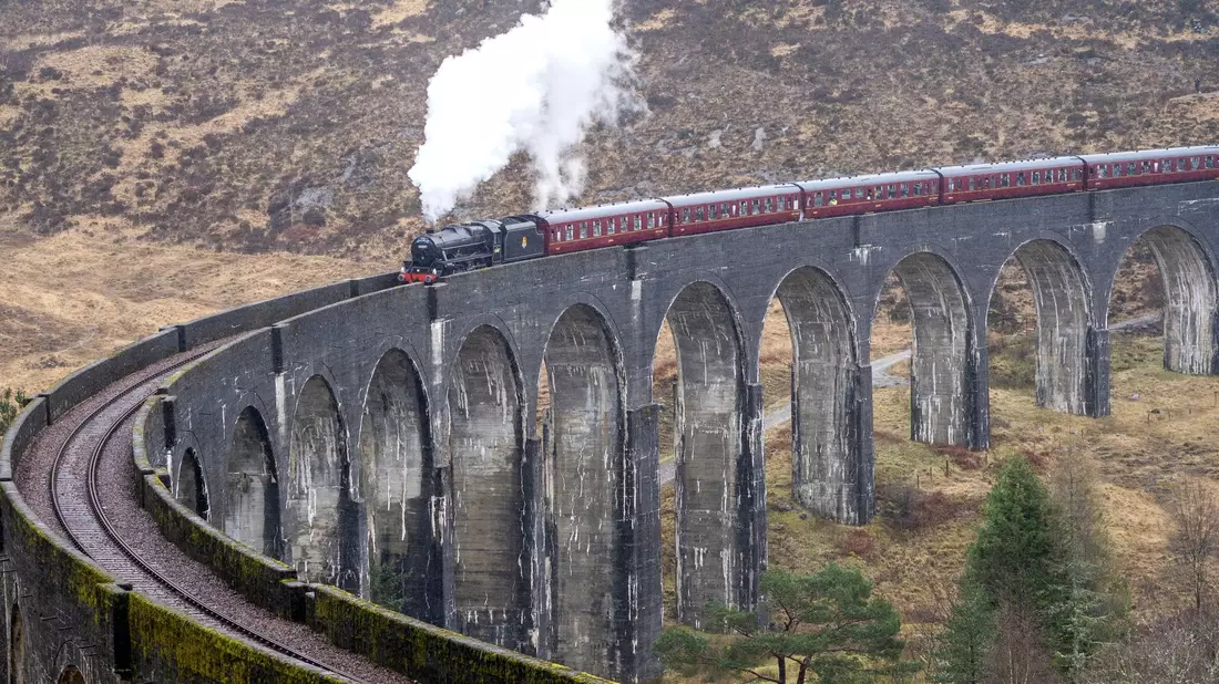 Der erste Jacobite Express der Saison 2022 überquert das Glenfinnan-Viadukt auf seinem Weg von Fort William nach Mallaig. Die «Harry Potter»-Filme machten die Zugstrecke über das Glenfinnan-Viadukt in Schottland weltberühmt. - Bild: Jane Barlow/PA Archive/dpa