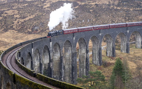 Der erste Jacobite Express der Saison 2022 überquert das Glenfinnan-Viadukt auf seinem Weg von Fort William nach Mallaig. Die «Harry Potter»-Filme machten die Zugstrecke über das Glenfinnan-Viadukt in Schottland weltberühmt. - Foto: Jane Barlow/PA Archive/dpa
