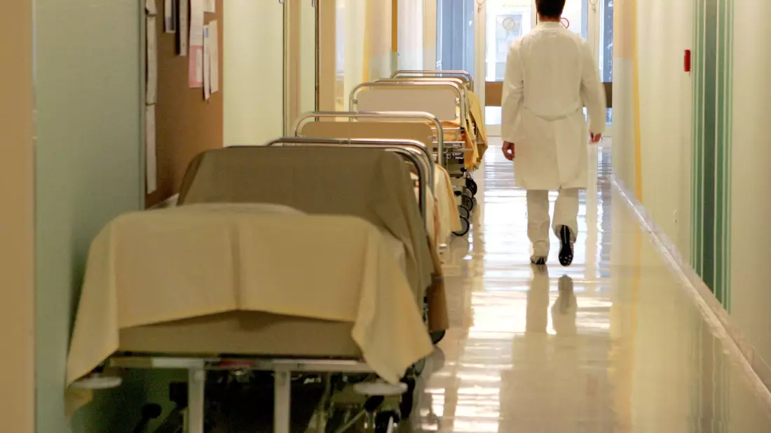 Unbenutzte Betten auf einem Klinikflur: Im Gesundheitswesen waren im Oktober auch Krankenhäuser von Insolvenz betroffen. - Bild: Rainer Jensen/dpa