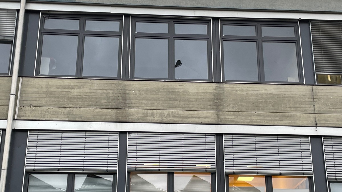 POL-PDKL: Fensterscheibe bei IGS eingeworfen - Foto: presseportal.de