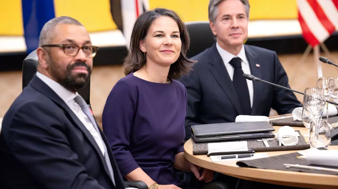G7-Treffen in Tokio: Bundesaußenministerin Annalena Baerbock zwischen ihren Amtskollegen James Cleverly (l, Großbritannien) und Antony J. Blinken (USA). - Bild: Sina Schuldt/dpa