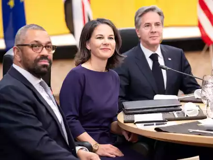 G7-Treffen in Tokio: Bundesaußenministerin Annalena Baerbock zwischen ihren Amtskollegen James Cleverly (l, Großbritannien) und Antony J. Blinken (USA). - Foto: Sina Schuldt/dpa