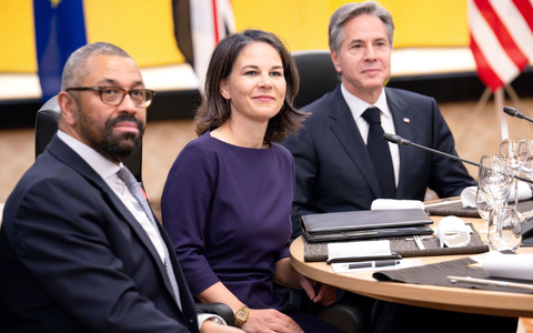G7-Treffen in Tokio: Bundesaußenministerin Annalena Baerbock zwischen ihren Amtskollegen James Cleverly (l, Großbritannien) und Antony J. Blinken (USA). - Foto: Sina Schuldt/dpa