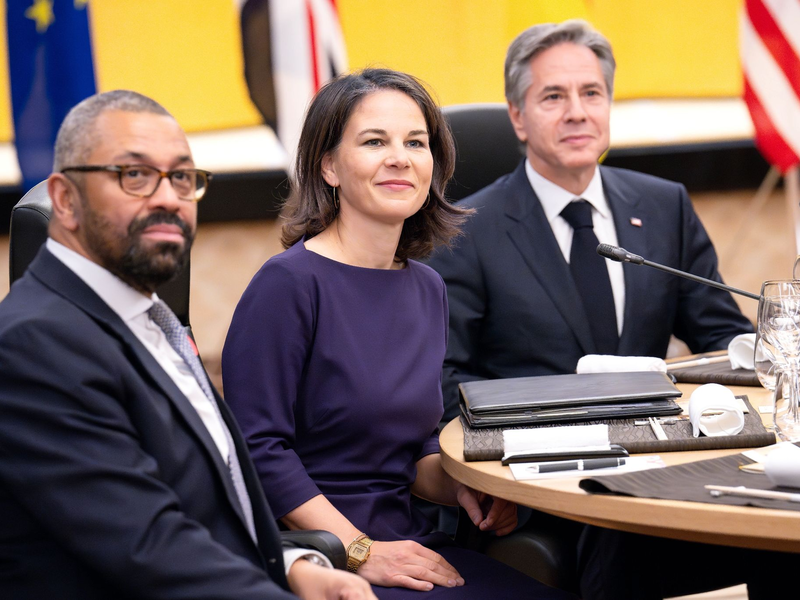 G7-Treffen in Tokio: Bundesaußenministerin Annalena Baerbock zwischen ihren Amtskollegen James Cleverly (l, Großbritannien) und Antony J. Blinken (USA). - Foto: Sina Schuldt/dpa