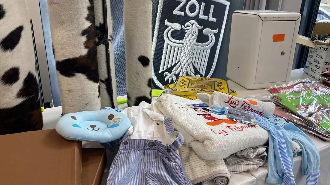 HZA-K: Zoll: Jede Nacht Drogenfunde in Paketen am Kölner Flughafen / Kokain in Babykleidung und in Fußmatten versteckt, Heroin in Handtaschen eingenäht und als Schuhcreme getarnt - Bild: presseportal.de
