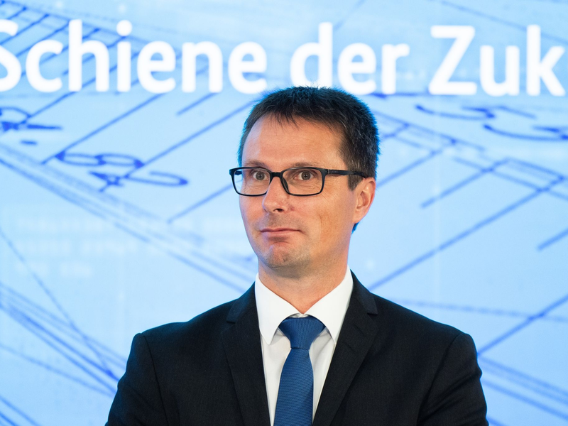 Andre Rodenbeck, Präsident des Verbands der Bahnindustrie, sieht Bewegung beim Schienenausbau. - Foto: Lando Hass/dpa