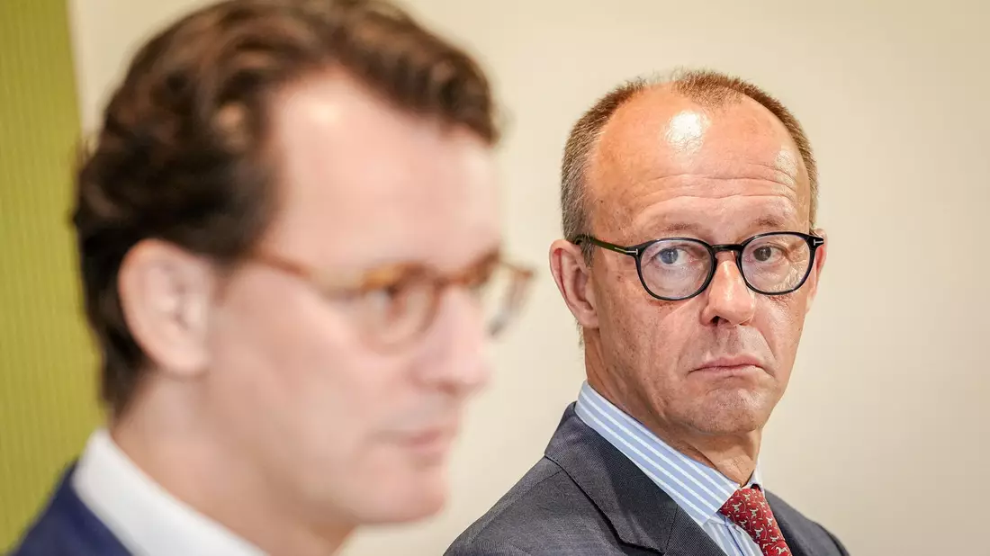 «Ein erster Schritt, aber nicht der große Wurf»: NRW-Ministerpräsident Hendrik Wüst (l) und CDU-Chef Friedrich Merz geben eine gemeinsame Pressekonferenz zu den Ergebnissen des Bund-Länder-Gipfels. - Bild: Kay Nietfeld/dpa