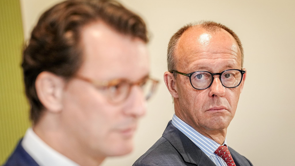 «Ein erster Schritt, aber nicht der große Wurf»: NRW-Ministerpräsident Hendrik Wüst (l.) und CDU-Chef Friedrich Merz während einer gemeinsame Pressekonferenz. - Foto: Kay Nietfeld/dpa