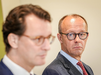 «Ein erster Schritt, aber nicht der groĂe Wurf»: NRW-MinisterprĂ€sident Hendrik WĂŒst (l) und CDU-Chef Friedrich Merz geben eine gemeinsame Pressekonferenz zu den Ergebnissen des Bund-LĂ€nder-Gipfels. - Foto: Kay Nietfeld/dpa