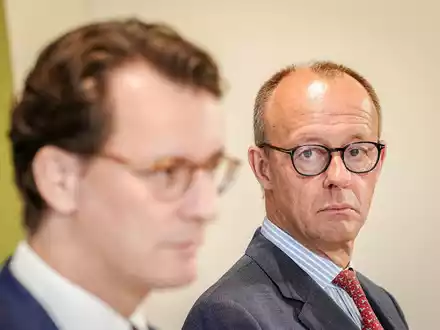 «Ein erster Schritt, aber nicht der große Wurf»: NRW-Ministerpräsident Hendrik Wüst (l) und CDU-Chef Friedrich Merz geben eine gemeinsame Pressekonferenz zu den Ergebnissen des Bund-Länder-Gipfels. - Foto: Kay Nietfeld/dpa