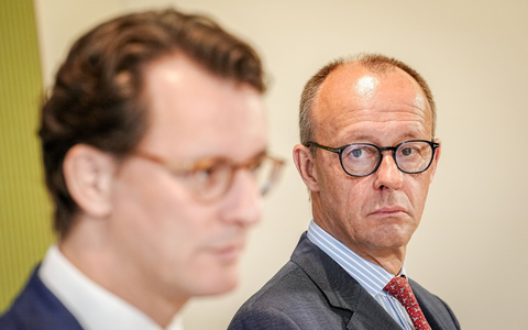 «Ein erster Schritt, aber nicht der große Wurf»: NRW-Ministerpräsident Hendrik Wüst (l.) und CDU-Chef Friedrich Merz während einer gemeinsame Pressekonferenz. - Foto: Kay Nietfeld/dpa «Ein erster Schritt, aber nicht der große Wurf»: NRW-Ministerpräsident Hendrik Wüst (l.) und CDU-Chef Friedrich Merz während einer gemeinsame Pressekonferenz. - Foto: Kay Nietfeld/dpa