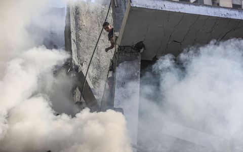 Ein Palästinenser mit seinen Habseligkeiten bei der Rückkehr nach Chan Junis. - Foto: Mohammed Talatene/dpa