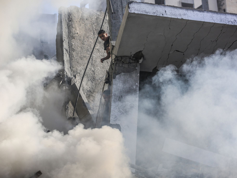 Ein Palästinenser mit seinen Habseligkeiten bei der Rückkehr nach Chan Junis. - Foto: Mohammed Talatene/dpa