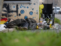 Eine Person liegt in der Innenstadt unter einem Schlafsack. Die Zahl der Wohnungslosen in Deutschland ist neuen Berechnungen zufolge im vergangenen Jahr deutlich gestiegen. - Foto: Marijan Murat/dpa