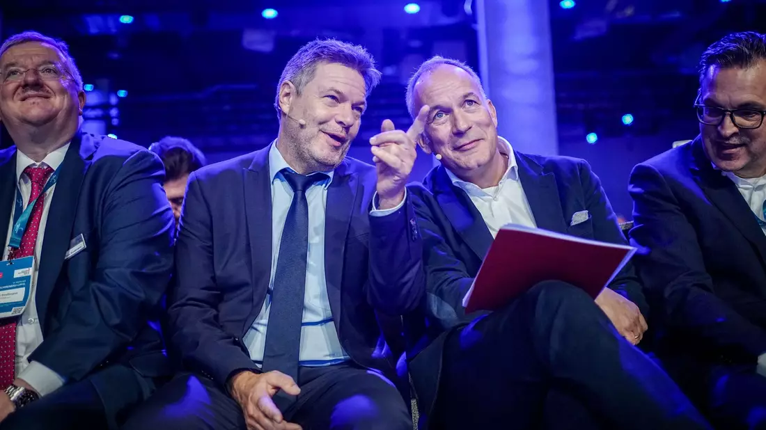 Bundeswirtschaftsminister Robert Habeck (l, Bündnis 90/Die Grünen) und Karl Haeusgen, VDMA-Präsident, beim Deutschen Maschinenbaugipfel in Berlin. - Bild: Kay Nietfeld/dpa
