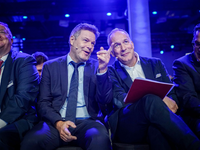 Bundeswirtschaftsminister Robert Habeck (l, Bündnis 90/Die Grünen) und Karl Haeusgen, VDMA-Präsident, beim Deutschen Maschinenbaugipfel in Berlin. - Foto: Kay Nietfeld/dpa