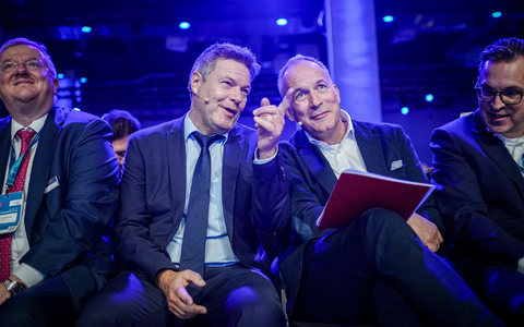 Bundeswirtschaftsminister Robert Habeck (l, Bündnis 90/Die Grünen) und Karl Haeusgen, VDMA-Präsident, beim Deutschen Maschinenbaugipfel in Berlin. - Foto: Kay Nietfeld/dpa