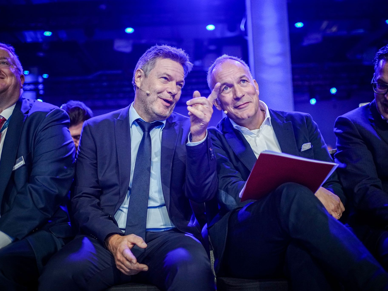 Bundeswirtschaftsminister Robert Habeck (l, Bündnis 90/Die Grünen) und Karl Haeusgen, VDMA-Präsident, beim Deutschen Maschinenbaugipfel in Berlin. - Foto: Kay Nietfeld/dpa