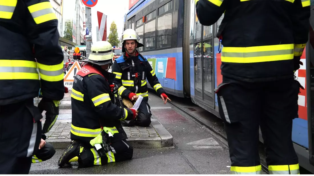 FW-M: Trambahn entgleist am Stachus (Ludwigsvorstadt) - Bild: presseportal.de