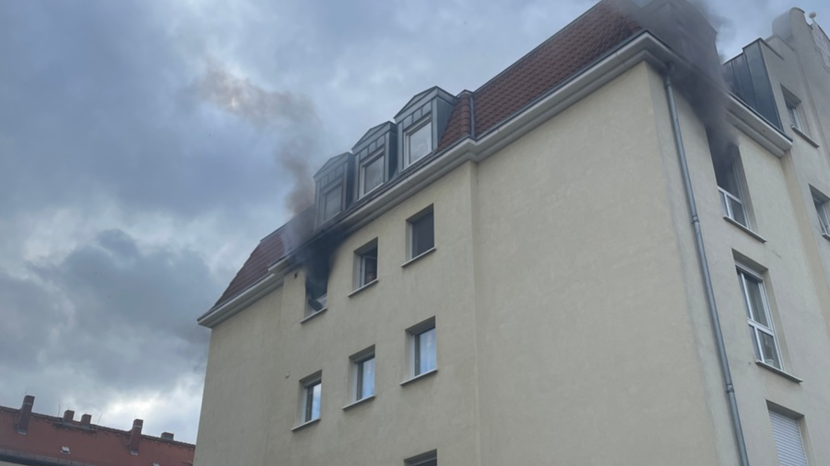 FW Dresden: Feuerwehr rettet fünf Menschen und einen Hund bei ausgedehntem Küchenbrand - Foto: presseportal.de