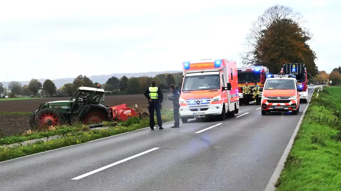 FW Pulheim: Traktor überschlagen - Fahrerin verletzt - Bild: presseportal.de